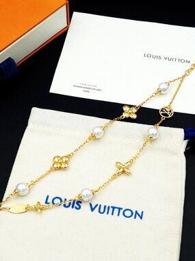 LV Gold Chain Bracelet – Floral Pearl Accents, Sophisticated Style